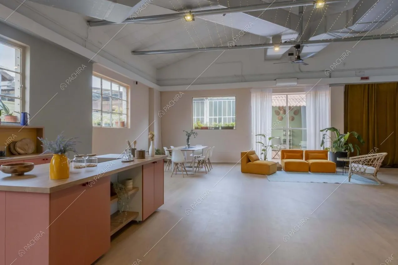 Cucina a vista dello studio Eclipse, location in stile contemporaneo a Milano