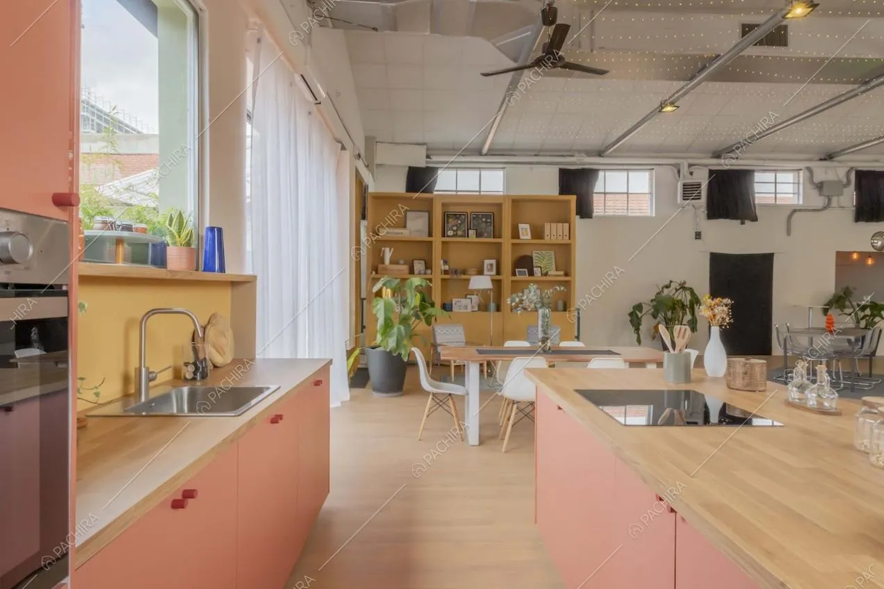 Cucina a isola dello studio Eclipse, location in stile contemporaneo a Milano