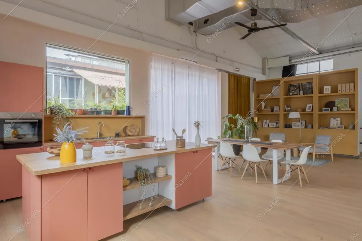 Cucina a vista dello studio Eclipse, location in stile contemporaneo a Milano