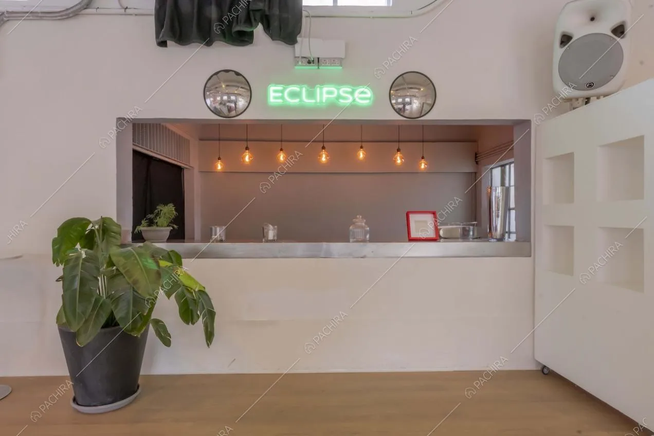 Bancone dello studio Eclipse, location in stile contemporaneo a Milano