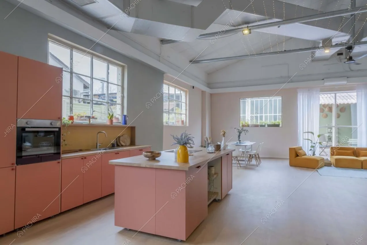 Cucina a isola dello studio Eclipse, location in stile contemporaneo a Milano