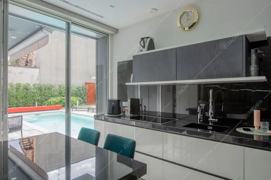 Cucina della villa Manioca, location in stile contemporaneo a Monza