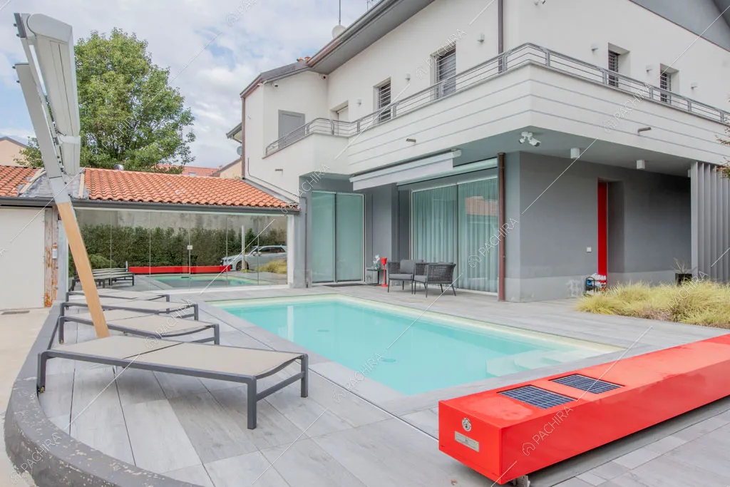 Piscina della villa Manioca, location in stile contemporaneo a Monza