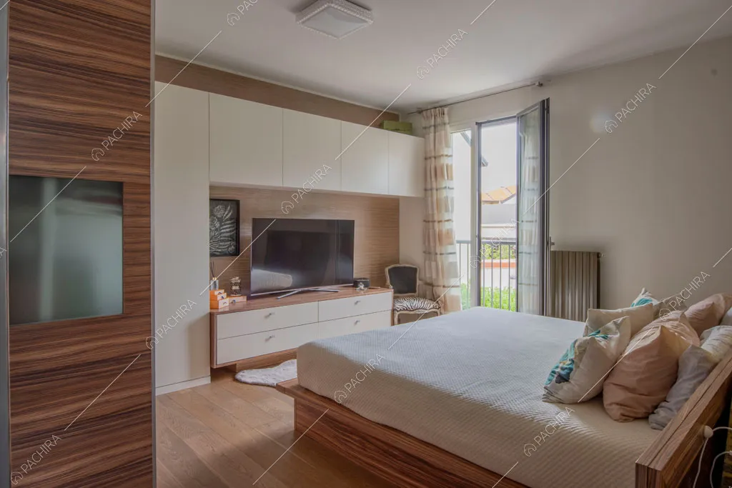 Camera da letto della villa Manioca, location in stile contemporaneo a Monza