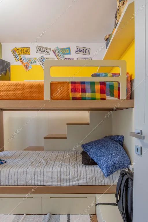 Camera dei bambini della villa Manioca, location in stile contemporaneo a Monza