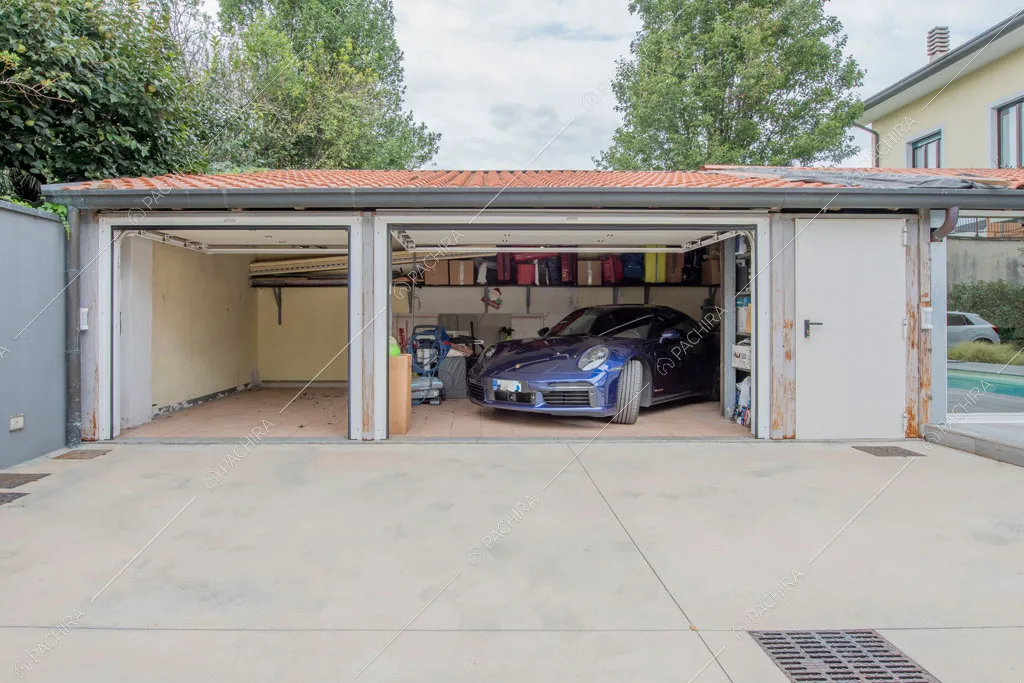 Garage della villa Manioca, location in stile contemporaneo a Monza