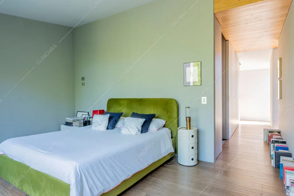 Camera da letto della villa Yukon, location in stile contemporaneo a Pavia