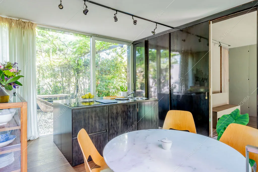 Cucina della villa Yukon, location in stile contemporaneo a Pavia
