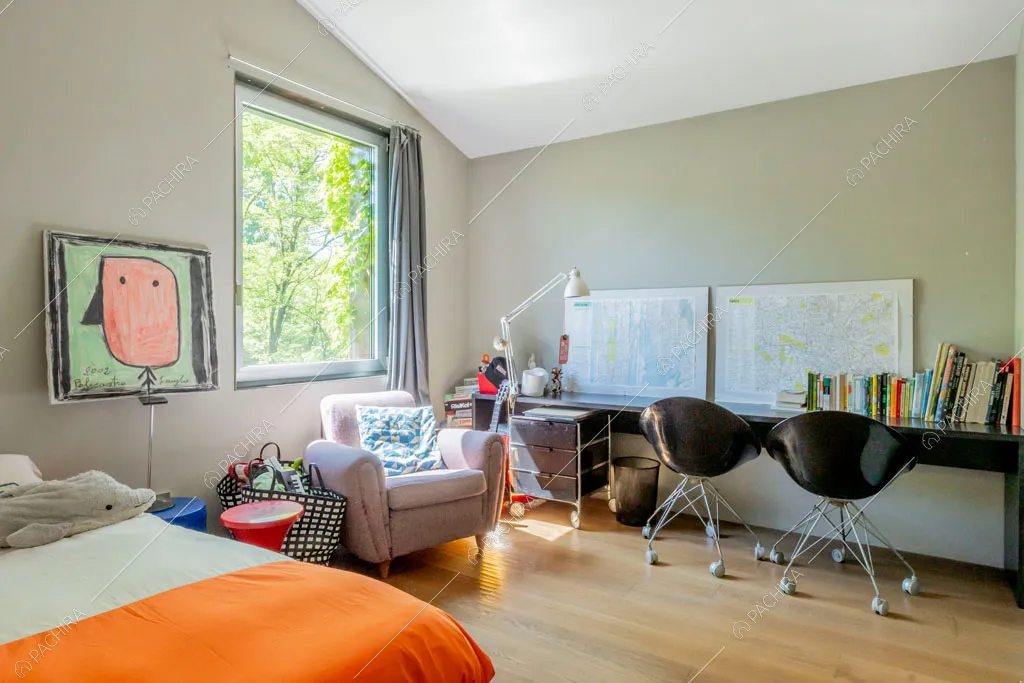 Camera da letto della villa Yukon, location in stile contemporaneo a Pavia