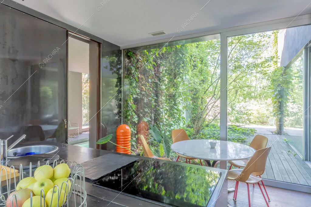 Cucina della villa Yukon, location in stile contemporaneo a Pavia