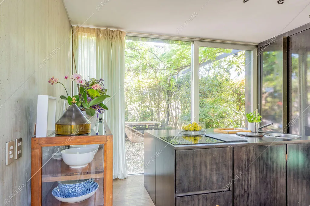 Cucina della villa Yukon, location in stile contemporaneo a Pavia