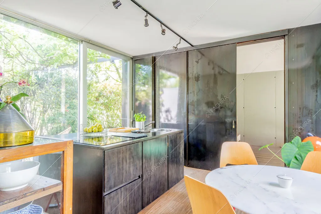 Cucina della villa Yukon, location in stile contemporaneo a Pavia