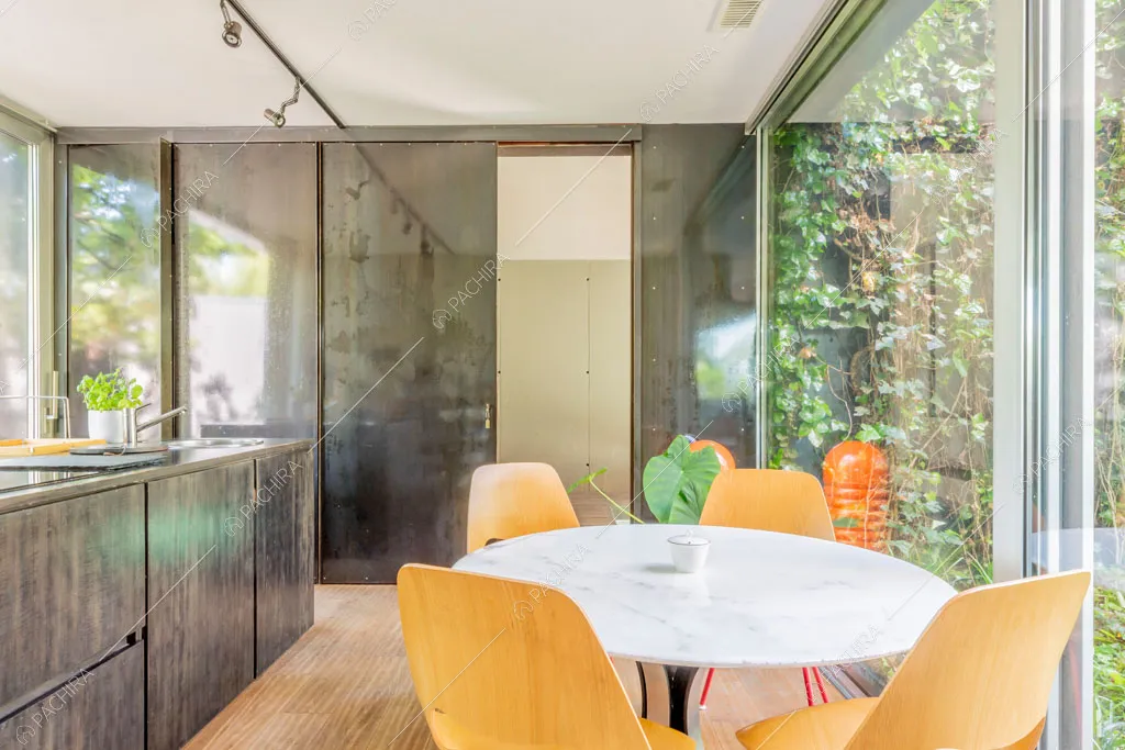 Cucina della villa Yukon, location in stile contemporaneo a Pavia