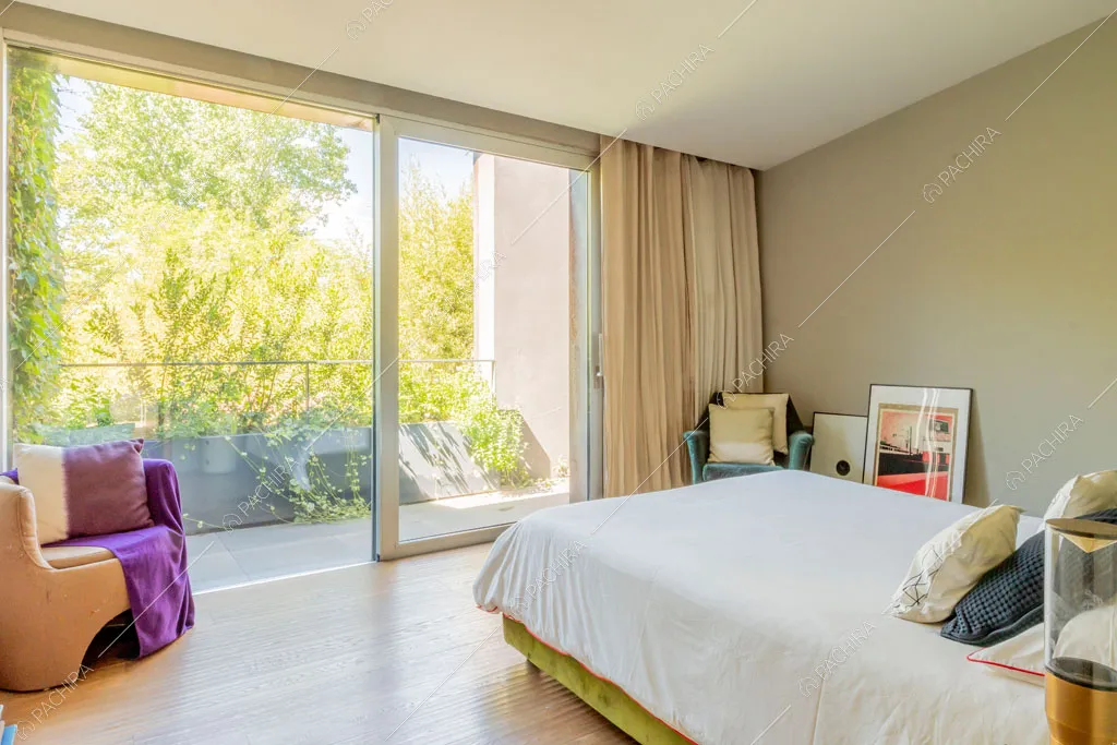 Camera da letto della villa Yukon, location in stile contemporaneo a Pavia