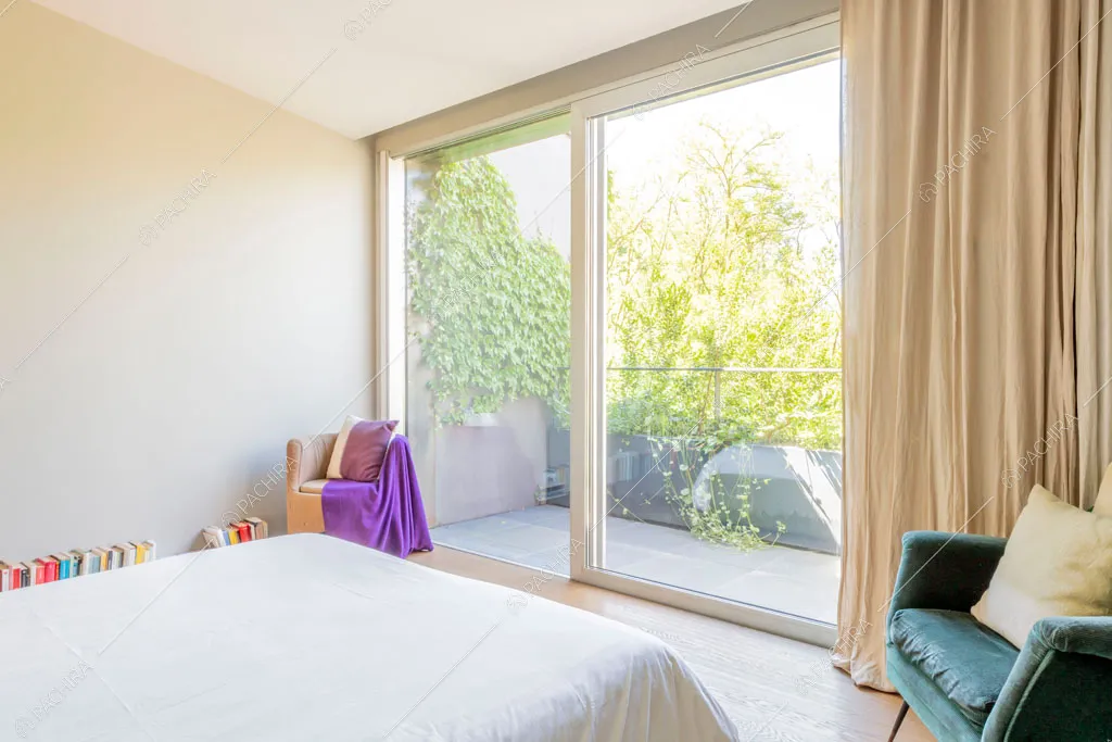 Camera da letto della villa Yukon, location in stile contemporaneo a Pavia