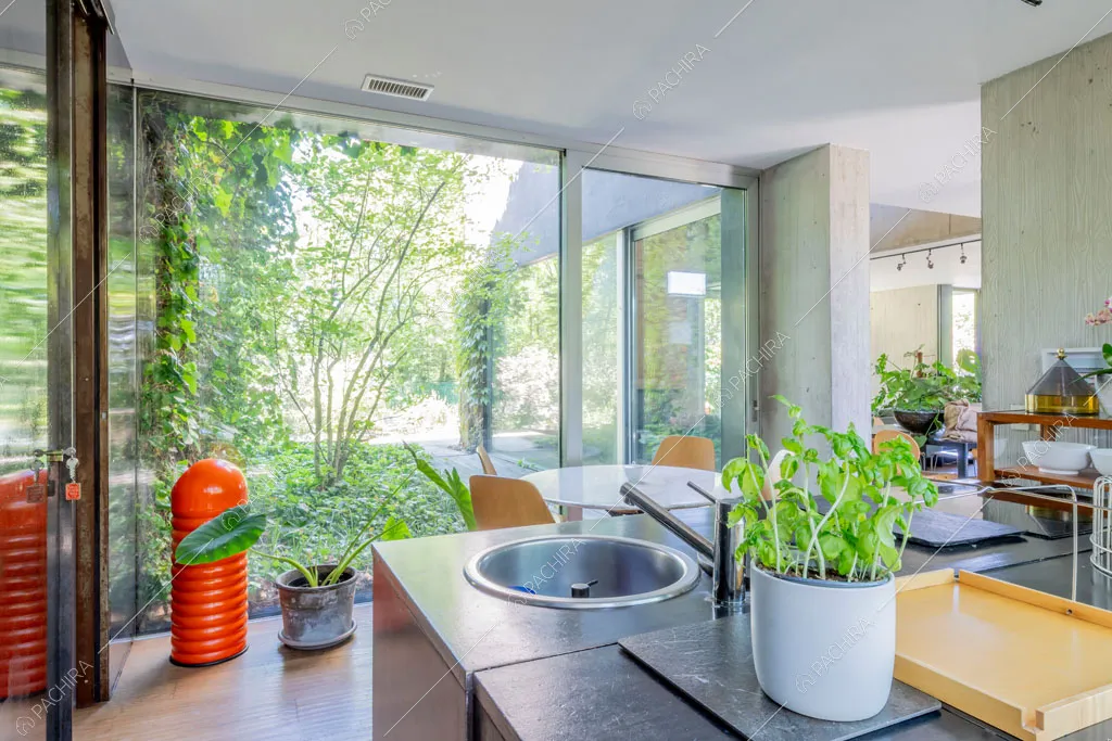 Cucina della villa Yukon, location in stile contemporaneo a Pavia