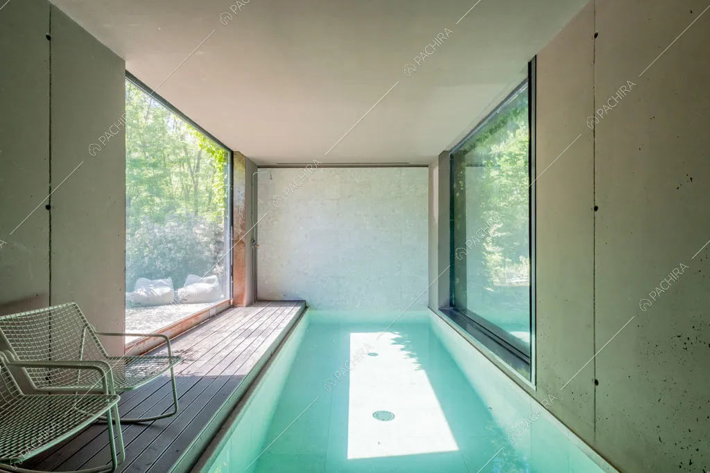 Piscina interna della villa Yukon, location in stile contemporaneo a Pavia