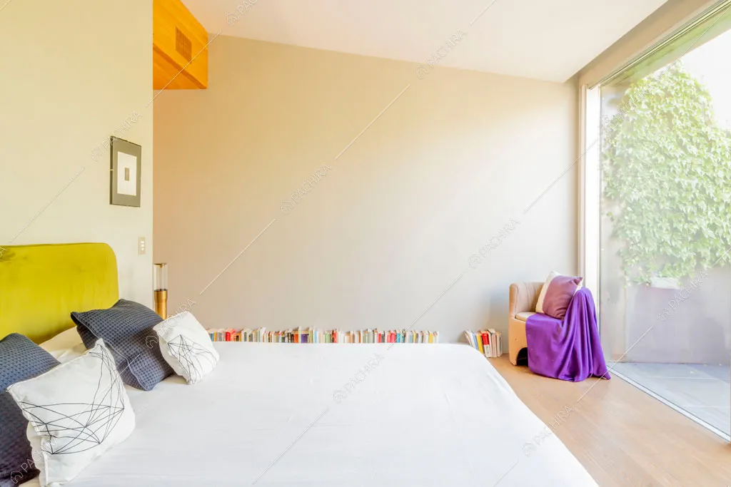 Camera da letto della villa Yukon, location in stile contemporaneo a Pavia