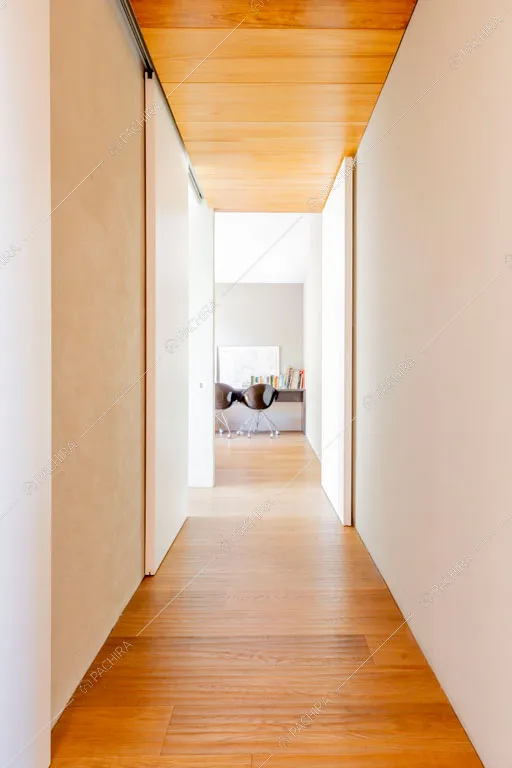Corridoio della villa Yukon, location in stile contemporaneo a Pavia