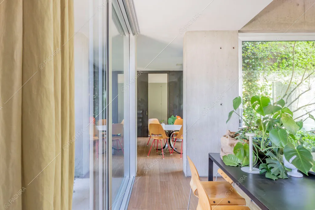 Zona living della villa Yukon, location in stile contemporaneo a Pavia
