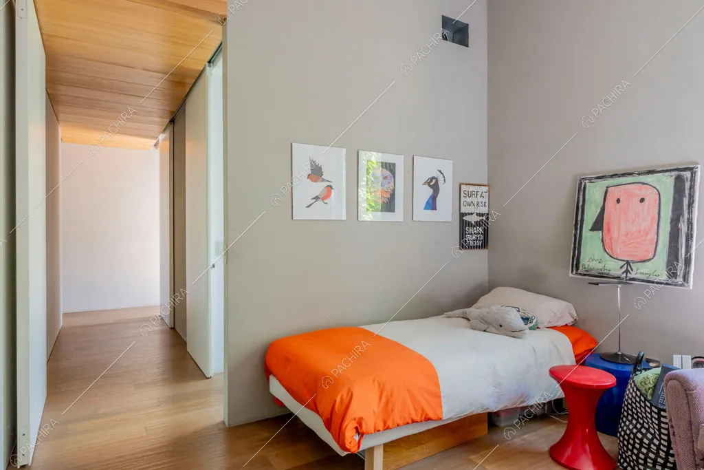 Camera da letto della villa Yukon, location in stile contemporaneo a Pavia