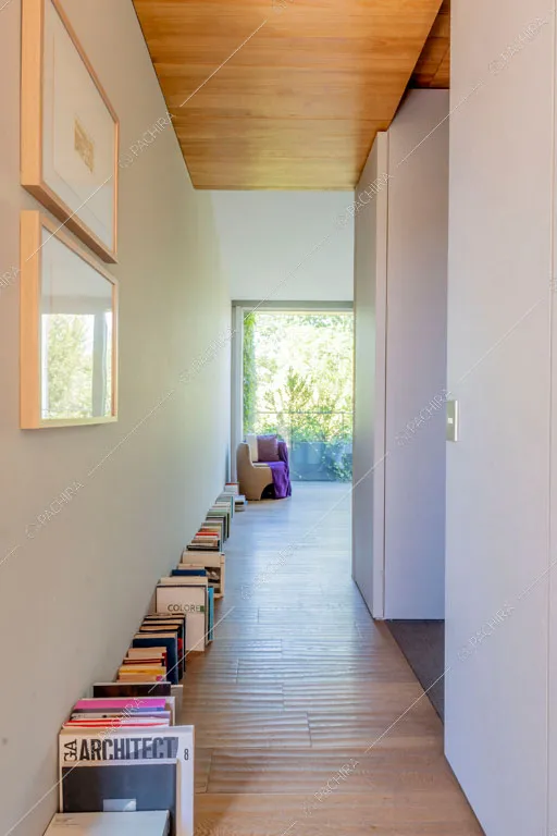Corridoio della villa Yukon, location in stile contemporaneo a Pavia