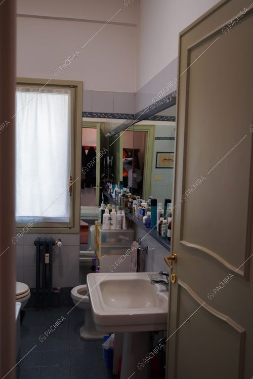 Bagno dell'appartamento Volga, location in stile moderno a Roma