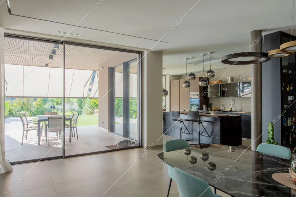 Zona living della villa Yellowstone, location in stile contemporaneo a Bergamo