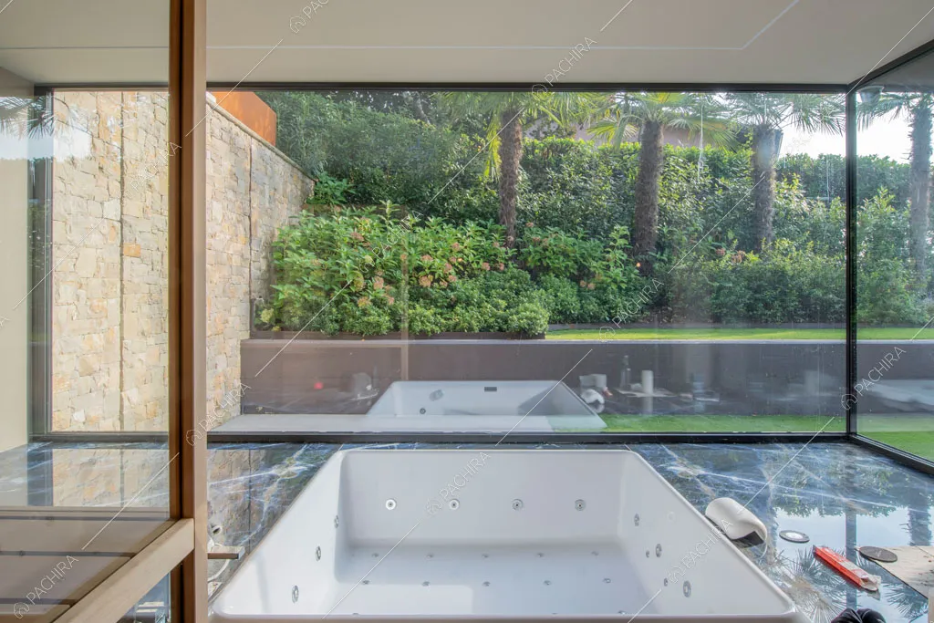 Vasca idromassaggio della villa Yellowstone, location in stile contemporaneo a Bergamo