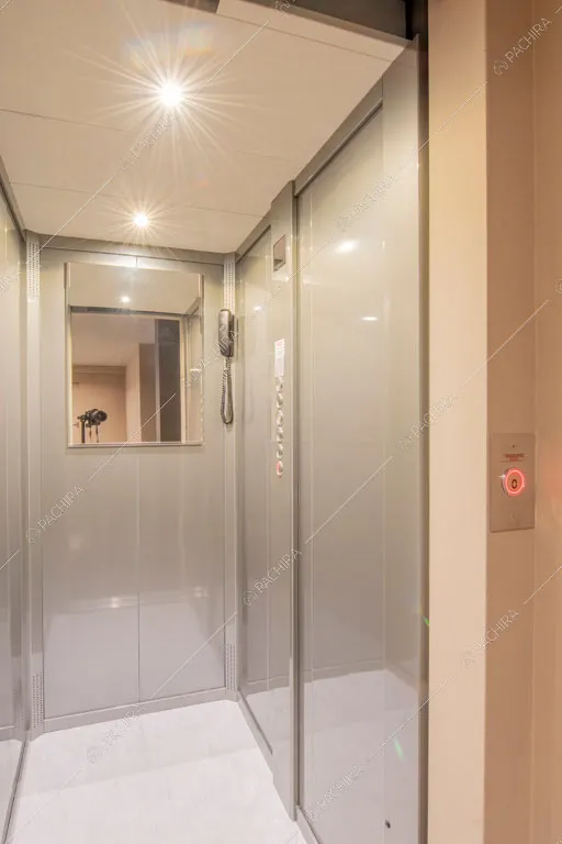 Ascensore della villa Yellowstone, location in stile contemporaneo a Bergamo