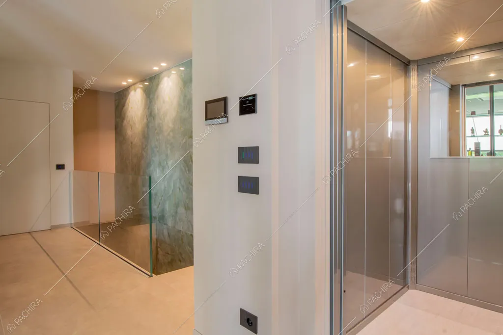 Atrio della villa Yellowstone, location in stile contemporaneo a Bergamo