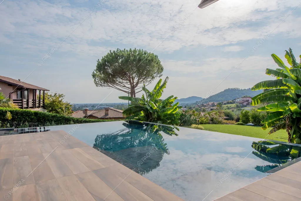 Piscina della villa Yellowstone, location in stile contemporaneo a Bergamo