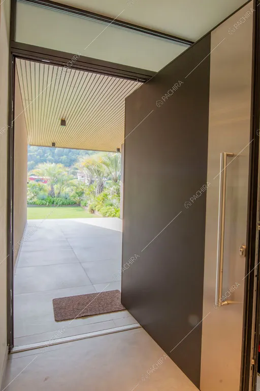Ingresso della villa Yellowstone, location in stile contemporaneo a Bergamo