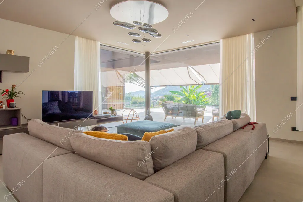 Sala della villa Yellowstone, location in stile contemporaneo a Bergamo