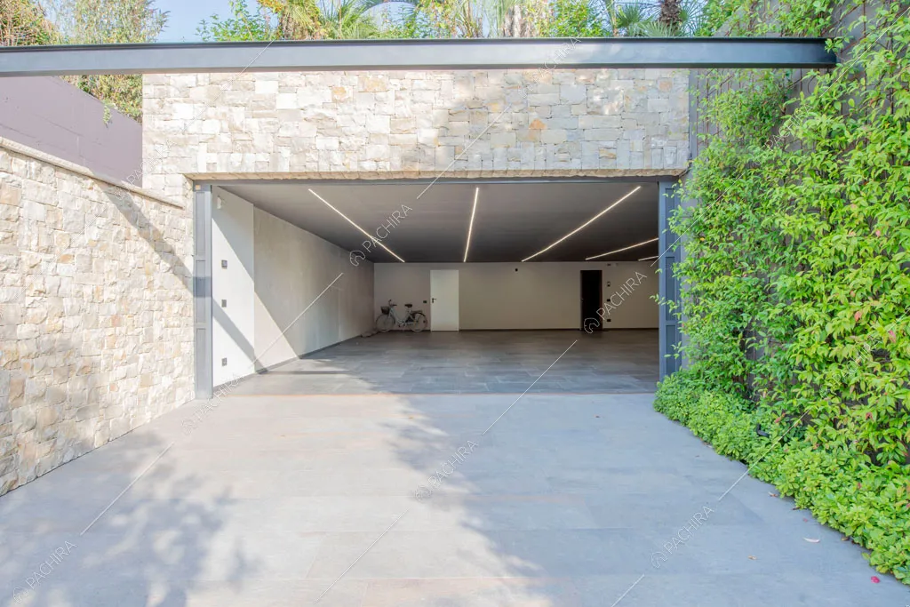 Garage della villa Yellowstone, location in stile contemporaneo a Bergamo