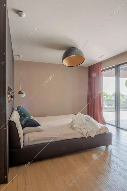 Camera da letto della villa Yellowstone, location in stile contemporaneo a Bergamo