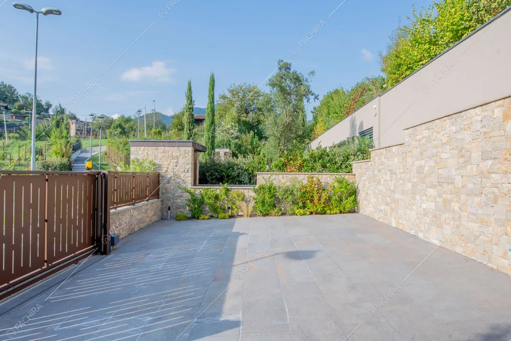 Esterni della villa Yellowstone, location in stile contemporaneo a Bergamo