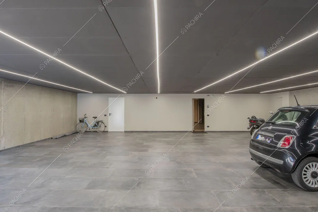 Garage della villa Yellowstone, location in stile contemporaneo a Bergamo
