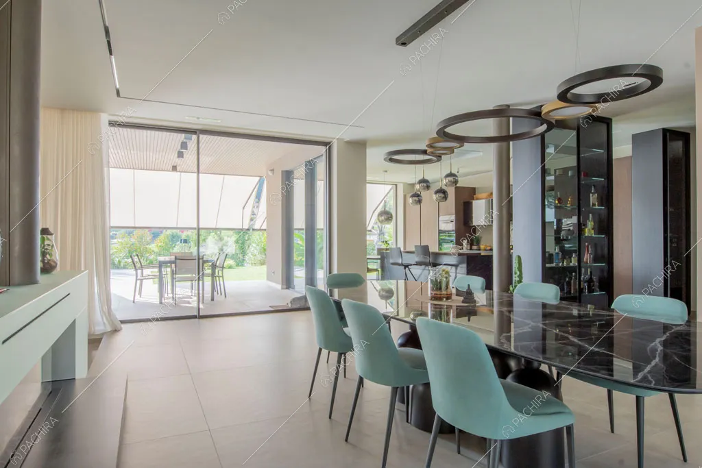 Sala da pranzo della villa Yellowstone, location in stile contemporaneo a Bergamo