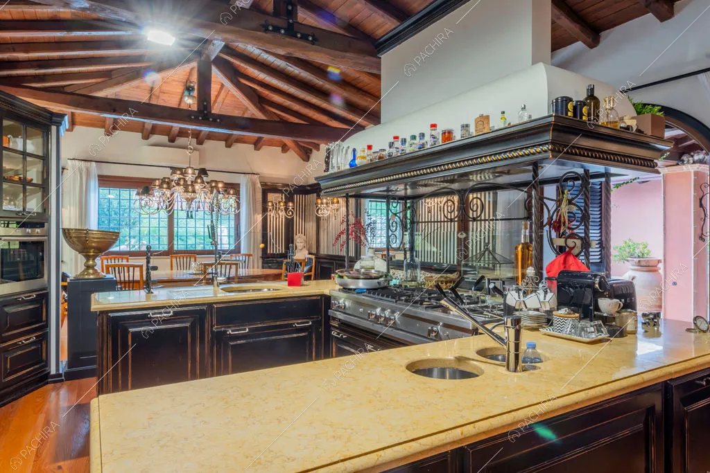 Cucina della villa Sidley, location in stile classico a Roma