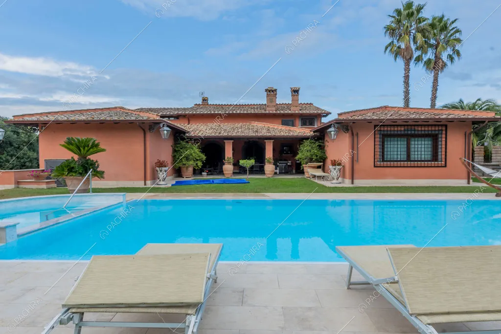 Piscina della villa Sidley, location in stile classico a Roma