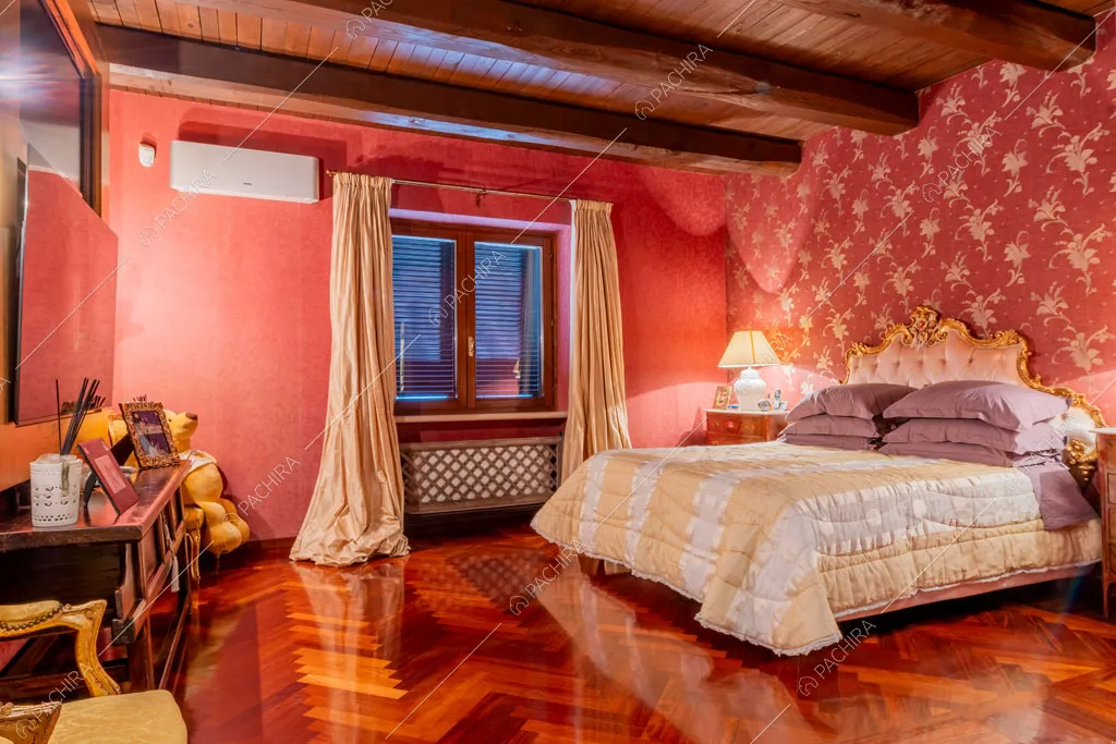 Camera da letto della villa Sidley, location in stile classico a Roma