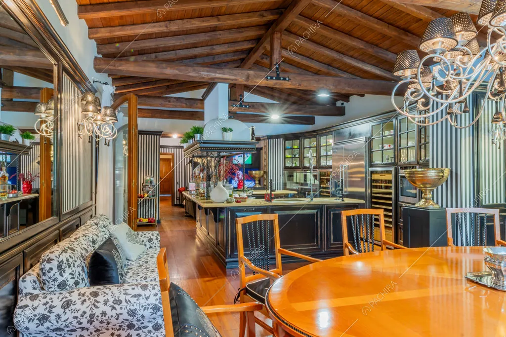 Zona living della villa Sidley, location in stile classico a Roma