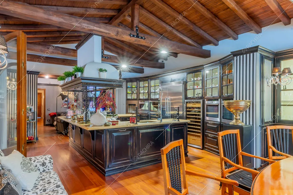 Cucina a vista della villa Sidley, location in stile classico a Roma