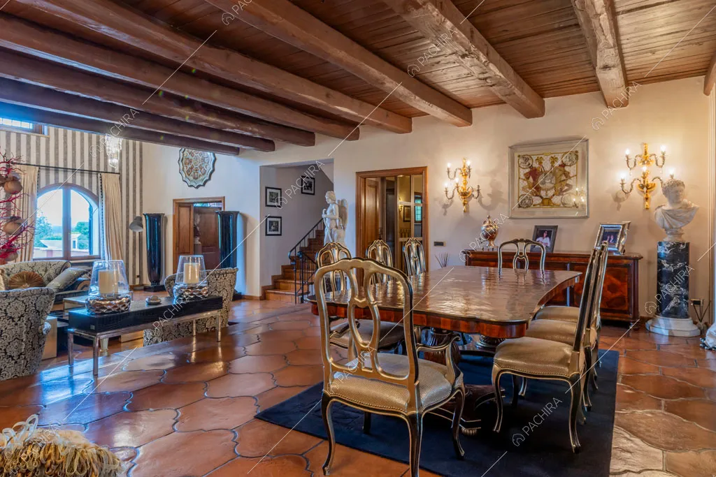 Zona living della villa Sidley, location in stile classico a Roma