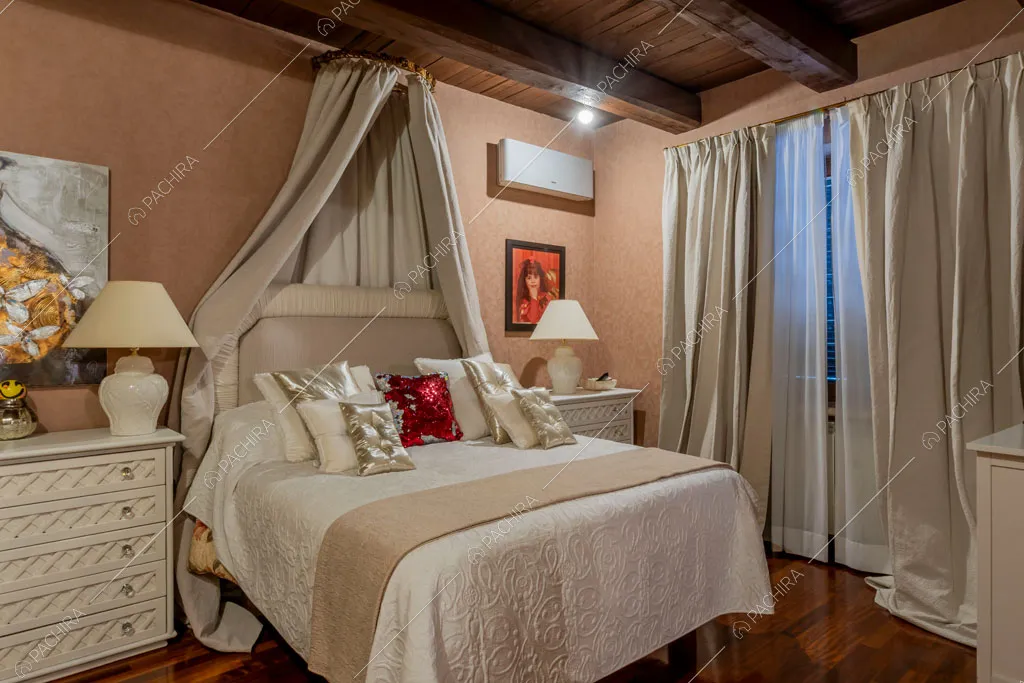 Camera da letto della villa Sidley, location in stile classico a Roma