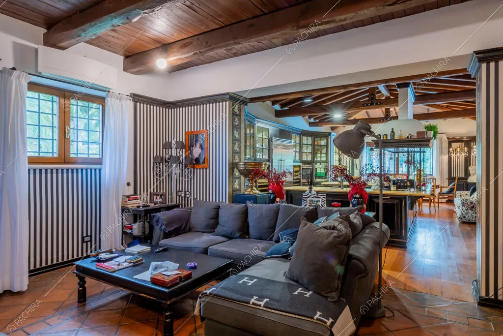 Zona living della villa Sidley, location in stile classico a Roma