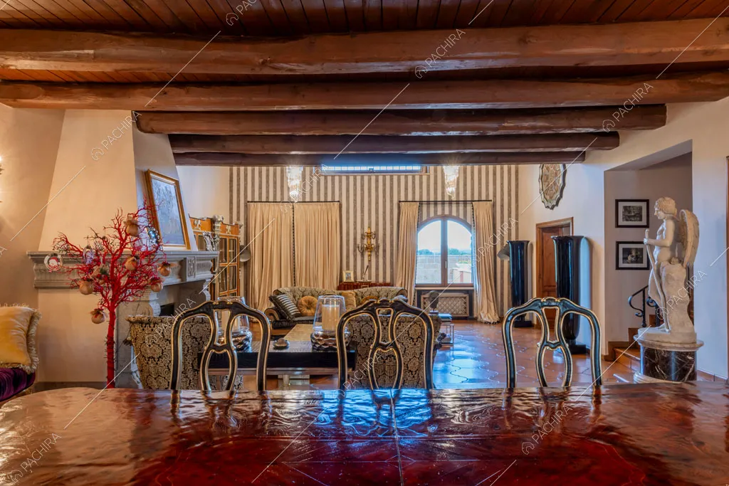 Zona pranzo della villa Sidley, location in stile classico a Roma
