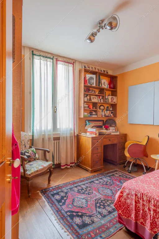 Camera da letto della villa Rodano, location in stile contemporaneo a Milano