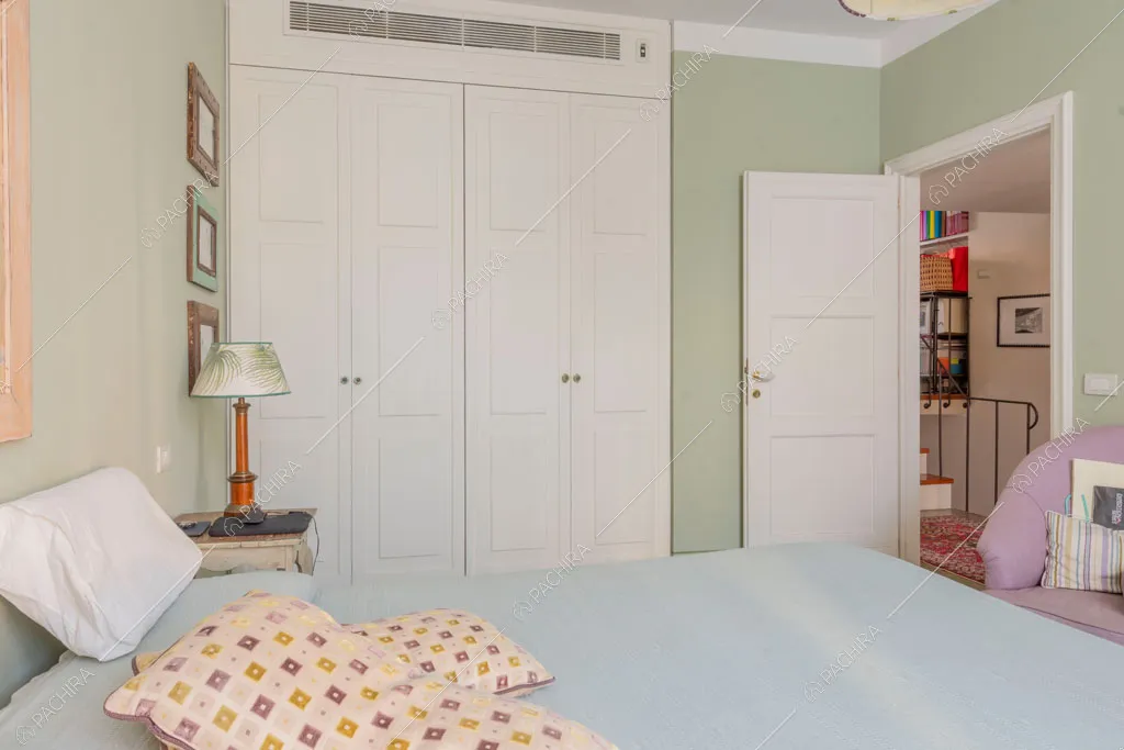 Camera da letto della villa Rodano, location in stile contemporaneo a Milano